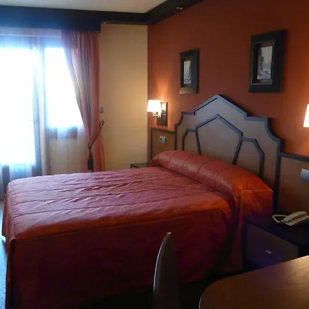 - Restaurante Asador Tio Manolo 2* Нойя