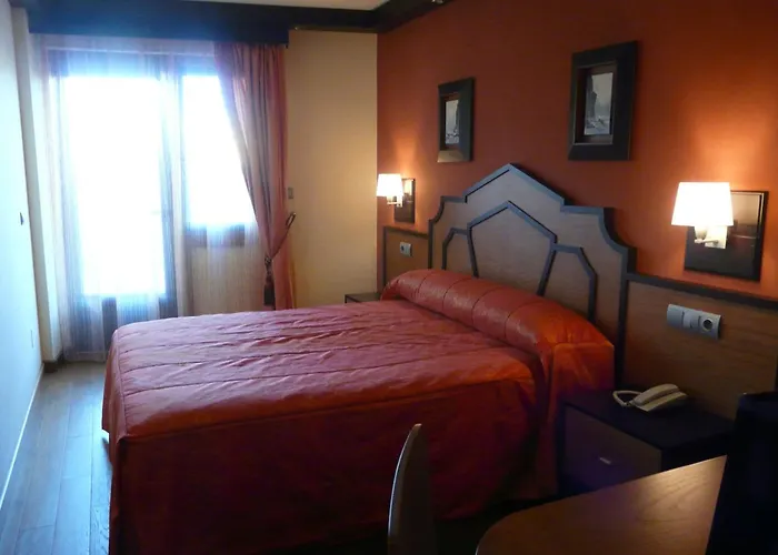 - Restaurante Asador Tio Manolo 2* Нойя